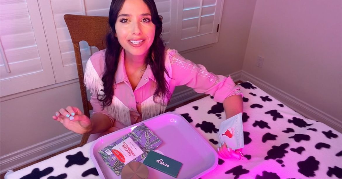 Sara Weinshenk, Step-by-step guide on how to roll a joint