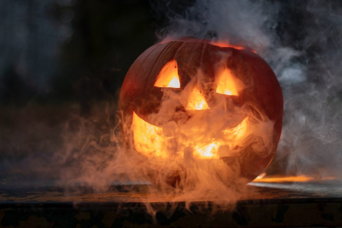Pumpkin bong how to from Emjay. Photo by Szabó János on Unsplash